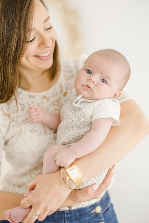 main bonheur enfant sourire gris